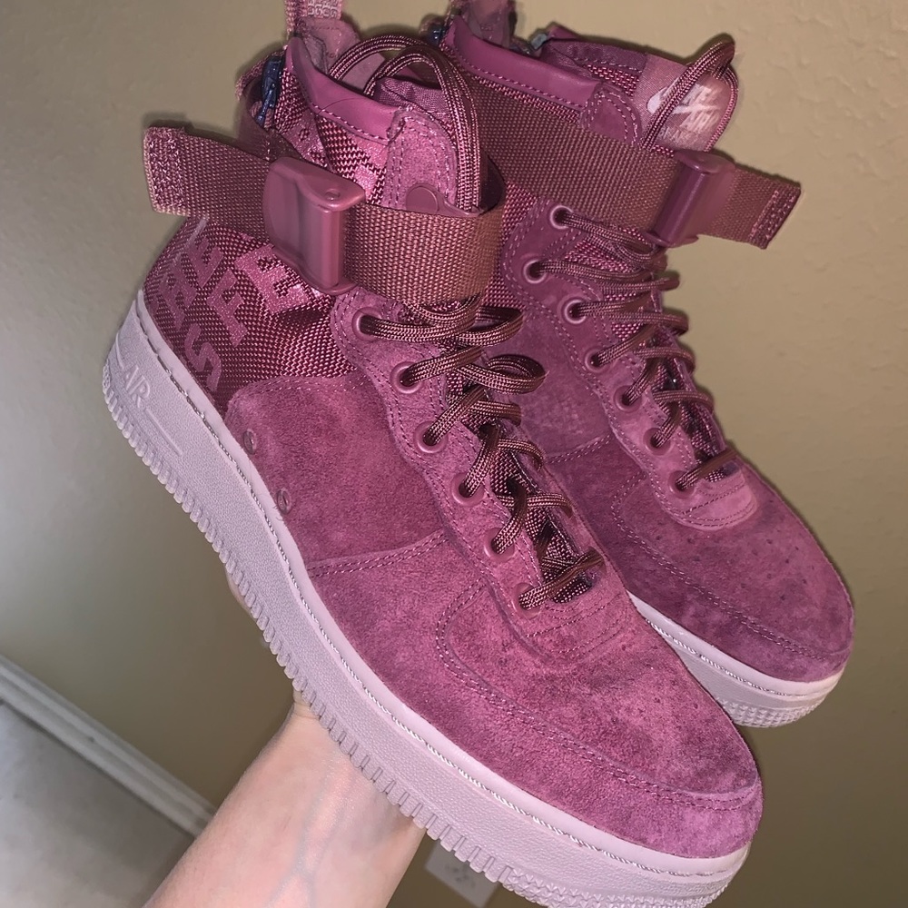 Wmns SF Air Force 1 Mid 'Force Is Female'